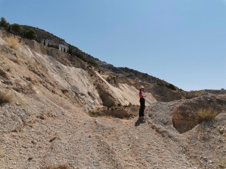 Isabel Abad, de la UJA, en la falla Padul-Nigüelas (UGR)