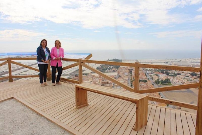La alcaldesa de Motril, Luisa García Chamorro, junto a la presidenta de la ELA, Concepción Abarca (AYUNTAMIENTO MOTRIL) 