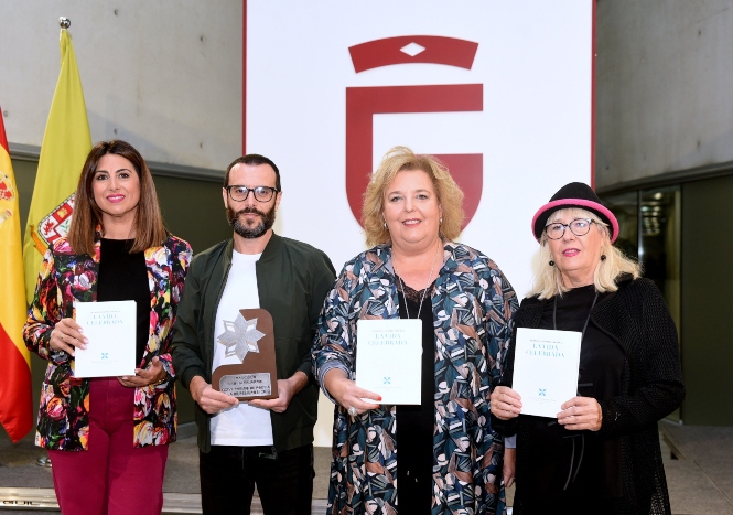 Entrega de el premio de poesía (A. AMAYA / DIPGRA)