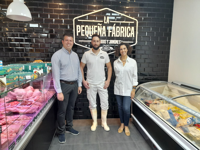 El alcalde y la concejala de Comercio de Monachil, con uno de los comerciantes (AYTO. MONACHIL)