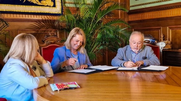 Imagen de la firma del convenio (AYTO. MOTRIL) 