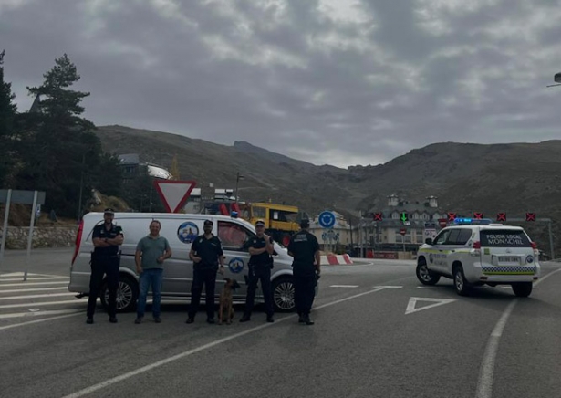 Presentación del nuevo vehículo de la Unidad Canina antidrogas de Monachil (AYTO. MONACHIL)