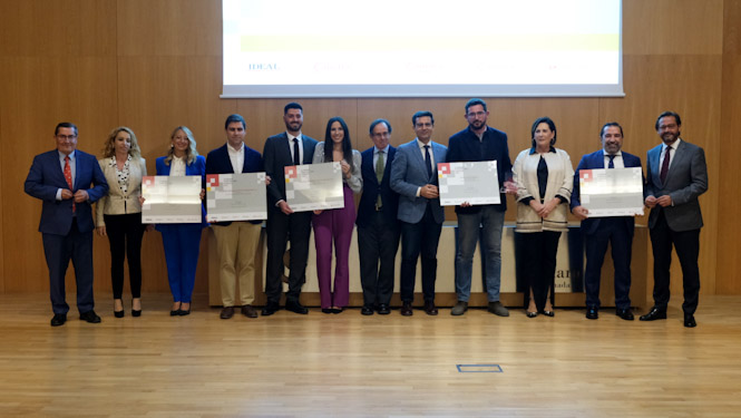 Foto de familia de los galardonados (CÁMARA GRANADA)