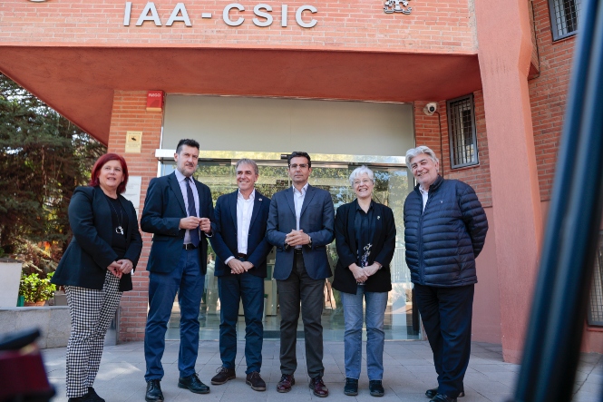 Imagen de la visita al instituto de AStrofísica de Andalucia (JAVIER ALGARRA / AYUNTAMIENTO)