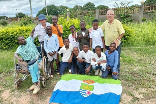 Miembros de la ONG Moviendo Corazones posan con la bandera de Cúllar Vega en Malanje (AYUNTAMIENTO CULLAR VEGA) 
