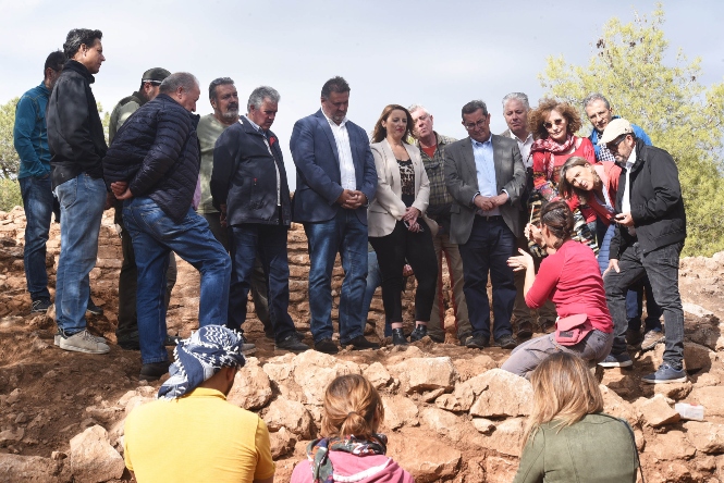 Imagen de la visita al poblado prehistórico de Fornes (R. MARTÍNEZ / DIPGRA) 