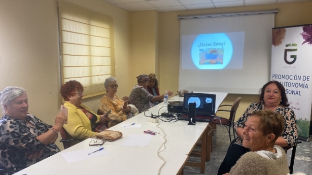 uno de los talleres para enseñar a los mayores a manejar sus smartphones celebrado en Vegas del Genil (AYTO. VEGAS DEL GENIL)