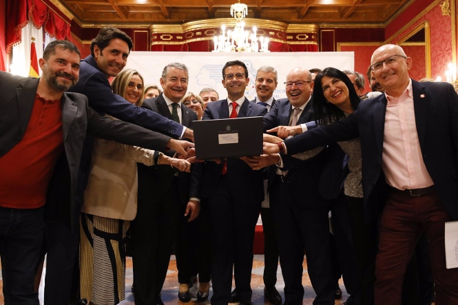 Acto en el que se registró telemáticamente el dossier de documentos con el que Granada se ha convertido en aspirante a acoger la sede  (ÁLEX CÁMARA / EUROPA PRESS)