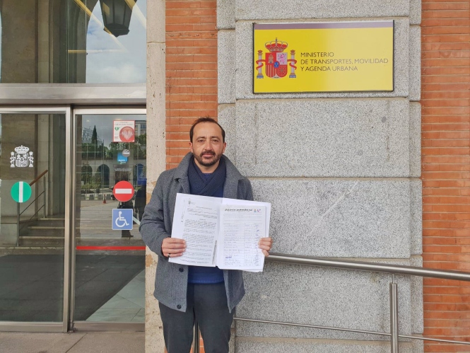 Roberto García, en la puerta del Mitma (AYUNTAMIENTO DE PELIGROS) 