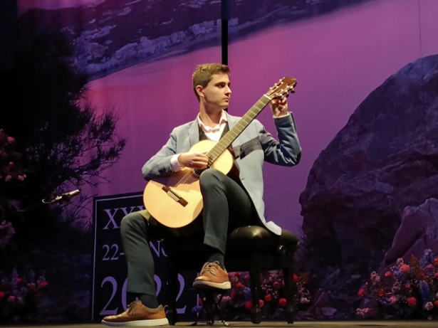 El joven guitarrista español Ausias Parejo (AYTO. ALMUÑÉCAR)