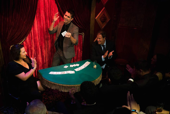 El Mago Adrián Vega durante una actuación (HOCUSPOCUS)