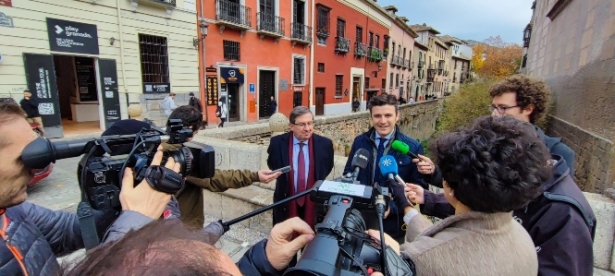 Jorge Saavedra atiende a los medios (PP)