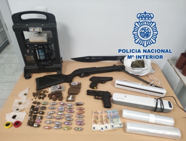 Drogas, armas y efectos intervenidos (POLICÍA ANCIONAL)