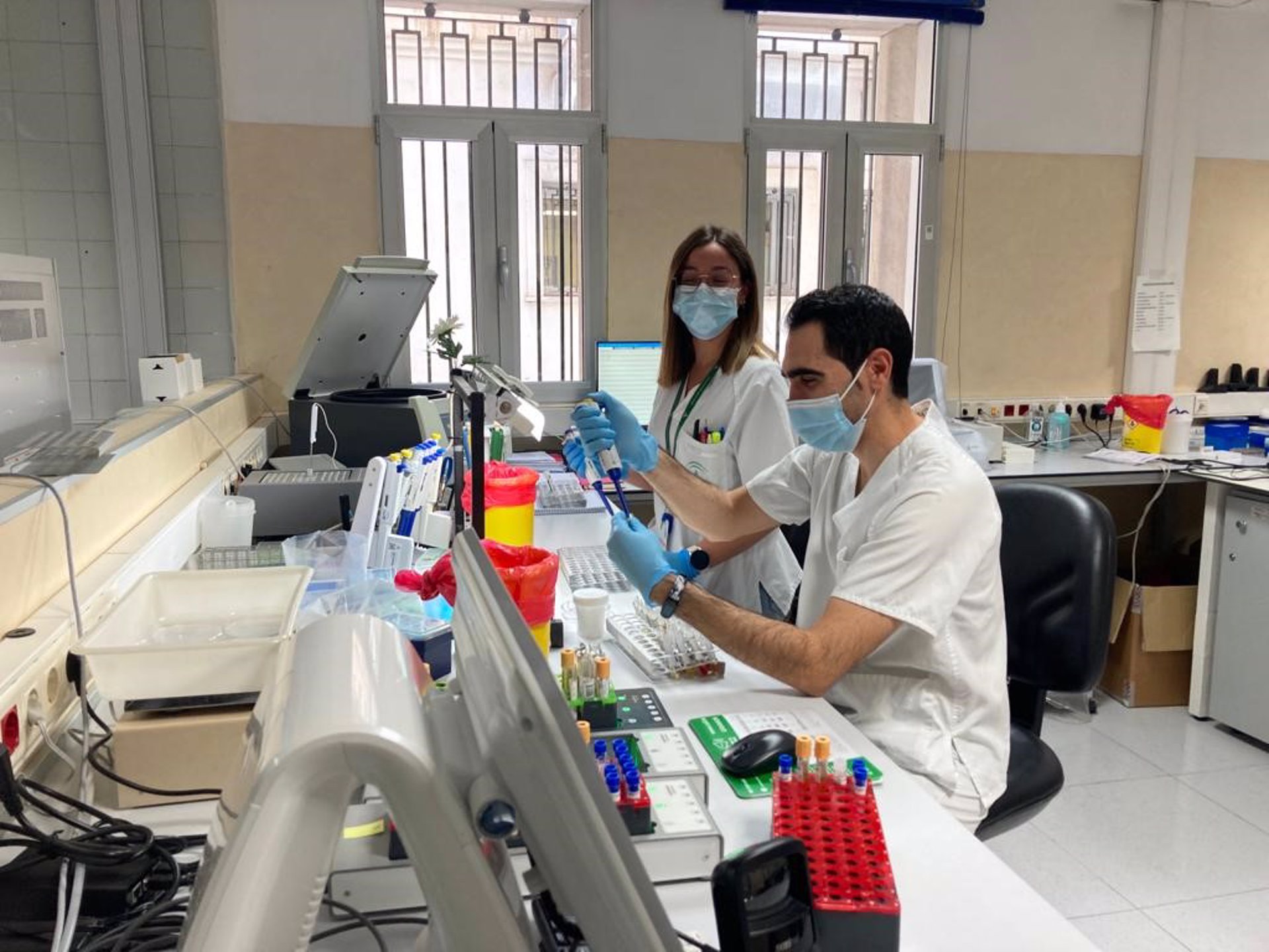 Profesional de Microbiología determina una prueba de VIH (HOSPITAL VIRGEN DE LAS NIEVES)