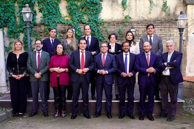 José Antonio Nieto, en el centro de la imagen en primera fila, con el decano de los abogados de Granada, Leandro Cabrera (COLEGIO DE ABOGADOS) 
