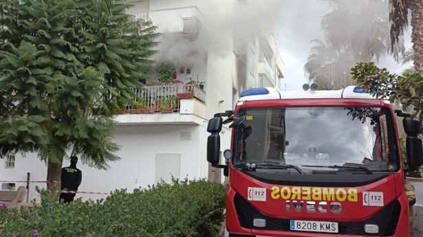 Los bomberos trabajando en la zona del incendio (AYTO. ALMUÑÉCAR)