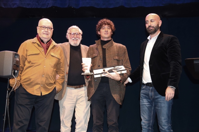 El ganador posa con su premio (AYTO. ALMUÑÉCAR) 