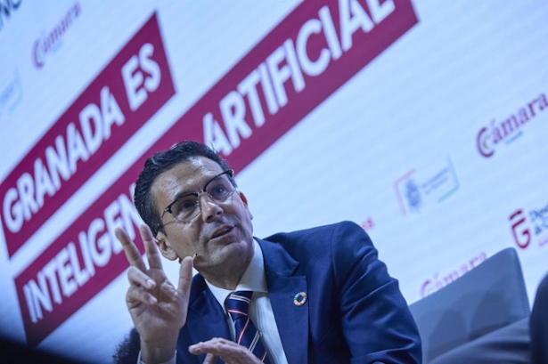 El alcalde Granada, Francisco Cuenca, interviene durante el desayuno informativo de Europa Press (JESÚS HELLÍN/ EUROPA PRESS)