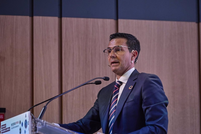 El alcalde Granada, Francisco Cuenca, interviene durante el desayuno informativo de Europa Press (JESÚS HELLÍN /EUROPA PRESS) 