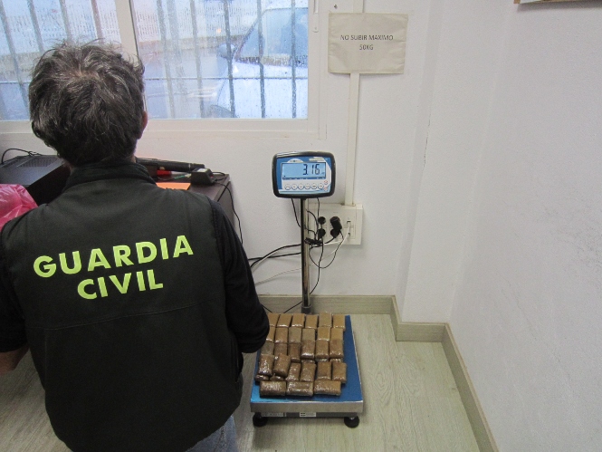 Agente de la Guardia Civil con el hachís incautado (GUARDIA CIVIL)