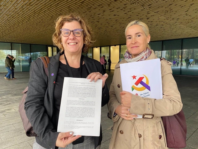 Alba Doblas (izda.) y Lucía Alcántara, ante la Ciudad de la Justicia de Córdoba (PCA)