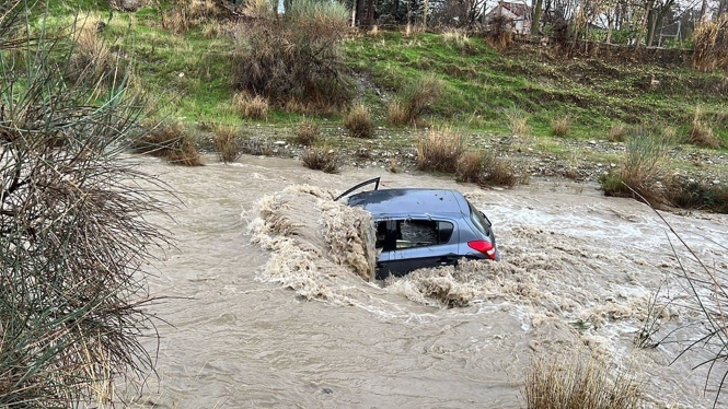 Coche arrastrado por el cauce del río Dílar (POLICÍA LOCAL)