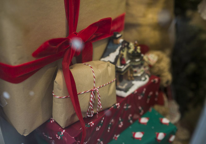 Regalos de Navidad decoran un escaparate. Archivo. (MARÍA JOSÉ LÓPEZ - EUROPA PRESS)