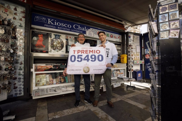 El Quiosco Chalo de Plaza Nueva, en Granada, vende el Gordo de la Lotería de Navidad a 22 de diciembre de 2022 (ÁLEX CÁMARA-EUROPA PRESS)
