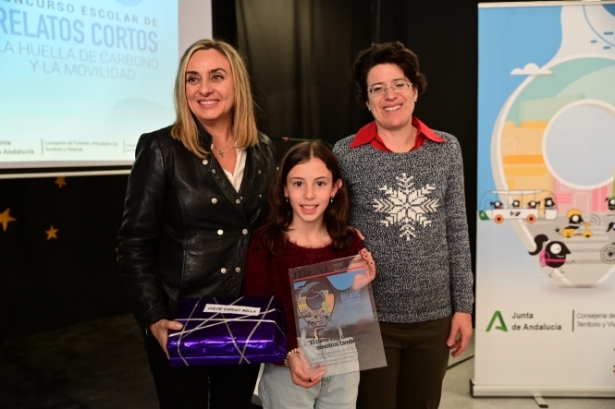 Marifrán Carazo con la alumna galardonada (JUNTA))