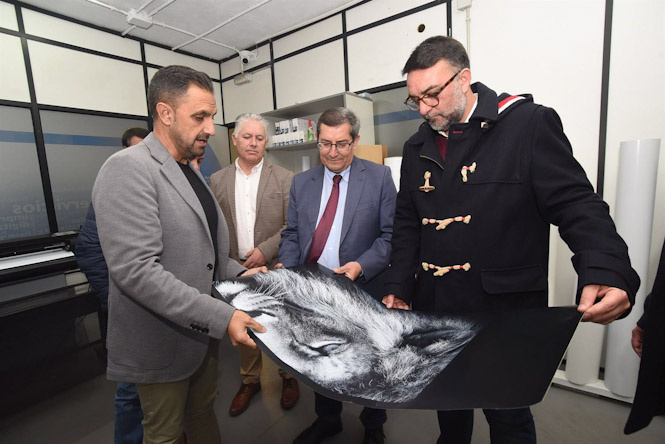 El presidente de la Diputación de Granada, José Entrena, durante su visita a la empresa Rótulos Studio en Vegas del Genil. (DIPUTACIÓN DE GRANADA)