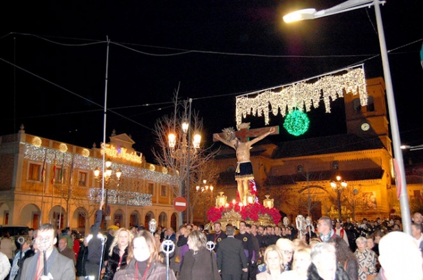 Momento de la procesión del Cristo de la Salud en conmemoración del terremoto de 1884 (AYUNTAMIENTO ALBOLOTE)