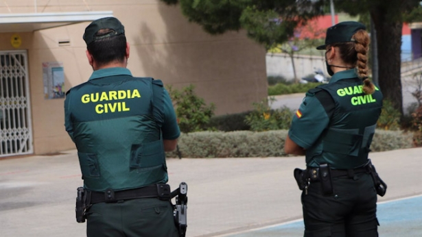 Dos agentes de la Guardia Civil (GUARDIA CIVIL)