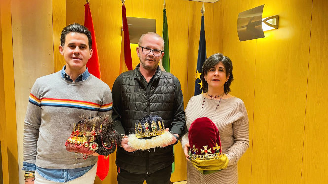 Personas que este año `harán entrega de sus respectivas coronas a los Reyes Magos` (AYTO. HUÉTOR VEGA) 