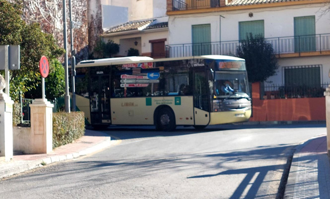 Línea de autobús 183 a su paso por Monachil (AYTO. MONACHIL) 