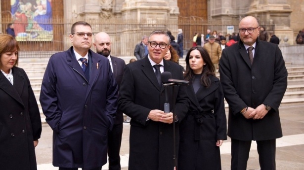 El portavoz parlamentario de Vox en Andalucía, Manuel Gavira, atiende a los medios al asistir a los actos conmemorativos de la Toma de Granada (VOX) 