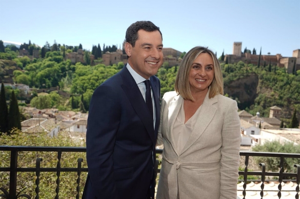 El presidente de la Junta de Andalucía y presidente del PP-A, Juanma Moreno, junto a la consejera de Fomento, Articulación del Territorio y Vivienda y candidata a la Alcaldía de Granada, Marifrán Carazo (PP-A)