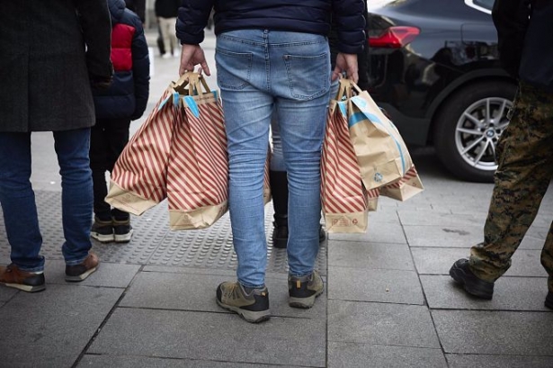 Una persona con bolsas en una calle comercial (JESÚS HELLÍN - EUROPA PRESS)
