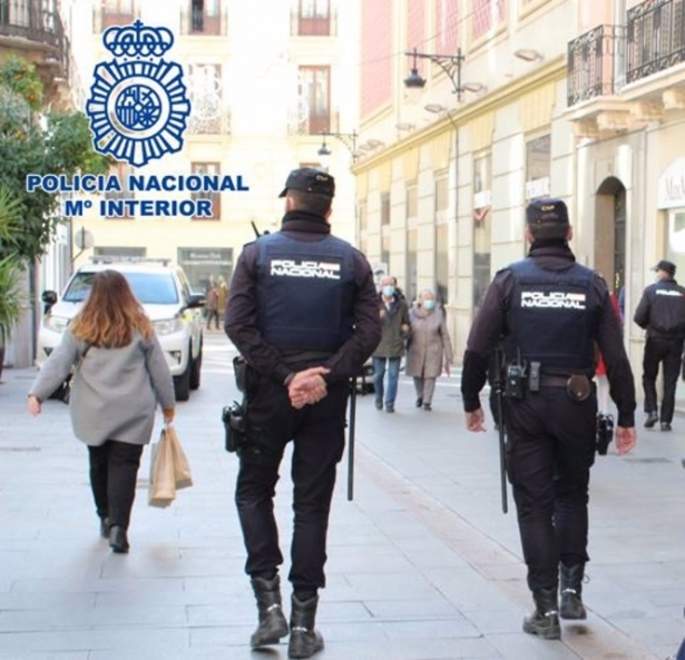 Patrulla de Policía Nacional en el centro de Granada (POLICÍA NACIONAL)