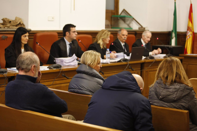 Detalle de la sala durante la primera sesión del juicio contra la excúpula de la Alhambra por el `caso audioguías` en la Audiencia de Granada (ÁLEX CÁMARA - EUROPA PRESS) 