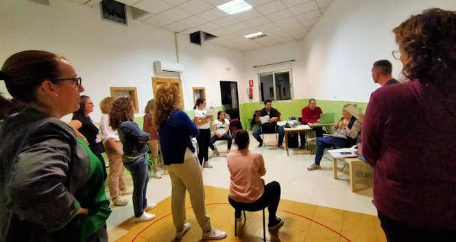 La Asociación Teatral Alegría de Huétor Tájar, durante los ensayos de `El Gran Show` (AYTO. HUÉTOR TAJAR)