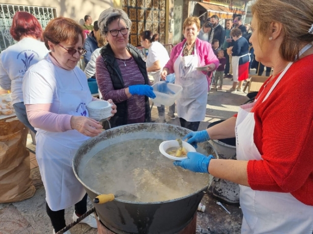 Las mujeres de Cúllar Vega cocinan su puchero de San Antón solidario (AYTO. CÚLLAR VEGA)