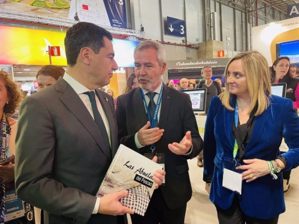El presidente de la Autoridad Portuaria de Motril junto al presidente de la Junta, Juanma Moreno, y la consejera Marifrán Carazo (PUERTO DE MOTRIL) 