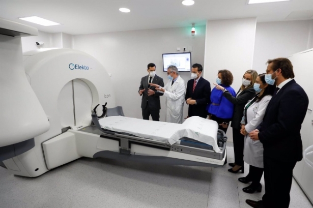 El presidente de la Junta, Juanma Moreno, asiste a la presentación del primer `Gammaknife` de la sanidad pública española en el Hospital Virgen de las Nieves de Granada (ÁLEX CÁMARA-EUROPA PRESS)