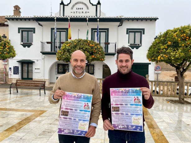 El alcalde y el concejal de Fiestas de Otura presentan la programación de las fiestas de San Blas. (AYTO. OTURA)