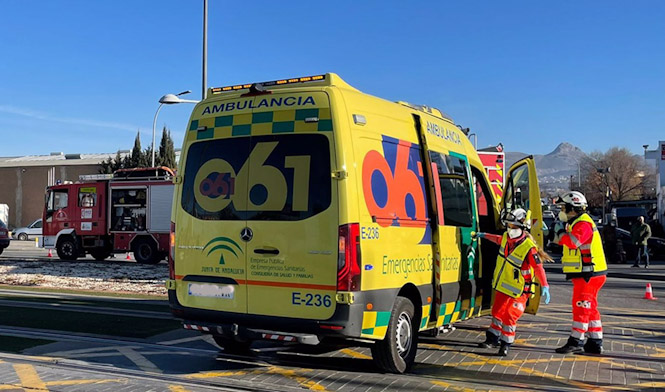 Ambulancia del 061 y camión de Bomberos de Granada durante un servicio (JUNTA DE ANDALUCÍA)