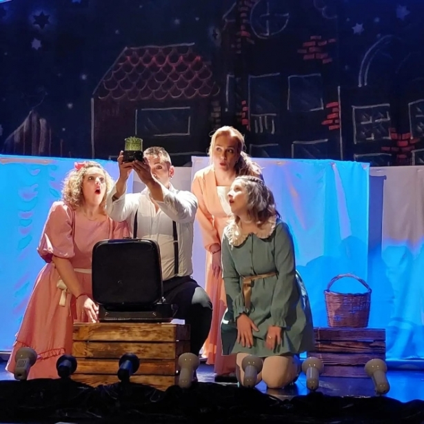 Representación de la obra de teatro solidaria `El Gran Show` (AYTO. HUÉTOR TÁJAR)