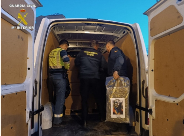 Agentes de la Guardia Civil en la furgoneta (GUARDIA CIVIL) 