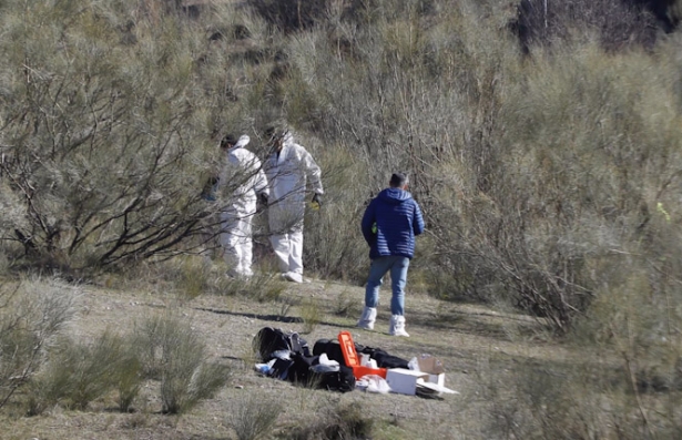 Labores de la Policía Nacional en la localización donde aparecía un bebé muerto envuelto en una manta el pasado viernes (ÁLEX CÁMARA - EUROPA PRESS)