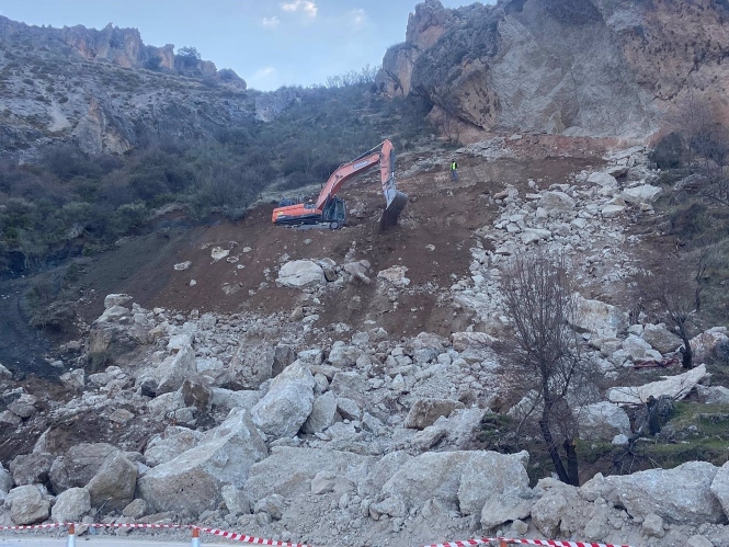 Trabajos de refuerzo en la ladera afectada por deslizamientos en la A-395 (JUNTA) 