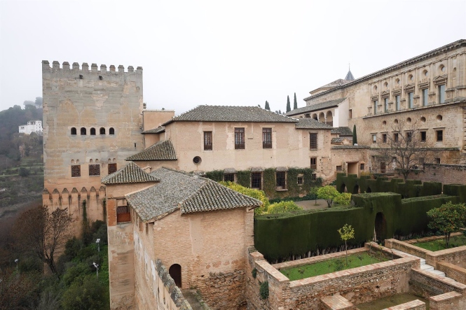 Imagen del inicio de las obras de restauración de la Torre de las Gallinas en la Alhambra (ÁLEX CÁMARA / EUROPA PRESS) 